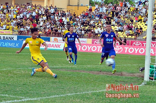 Hồ Tuấn Tài ghi bàn thắng duy nhất giúp SLNA vượt qua FLC. TH ở trận lượt về V. League 2016.