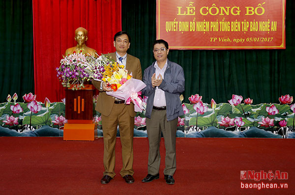 Đồng chí Tôn Mạnh - Phó Chánh văn phòng Tỉnh ủy chúc mừng tân Phó Tổng biên tập Báo Nghệ An.
