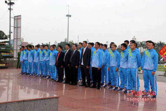 Toàn đội bóng SLNA kính cẩn nghiêng mình trước anh linh chủ tịch Hồ Chí Minh. 