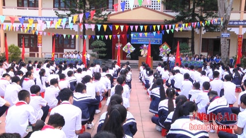 Tuyên truyền về ATGT tại trường THCS Kim Sơn (Quế Phong).