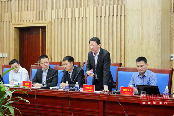 Ông Tony Tân - Tổng giám đốc công ty TNHH VSIP phát biểu tại cuộc họp.