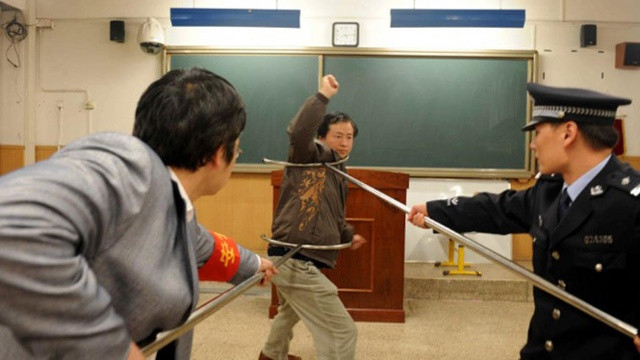  Công an Trung Quốc đến tận các trường học trang bị kỹ năng đối phó cho giáo viên khi xảy ra tấn công bằng dao. Ảnh: AFP