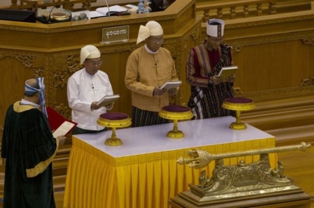 Ông Htin Kyaw (giữa) trong lễ tuyên thệ nhậm chức cùng hai Phó Tổng thống. (Nguồn: AP)