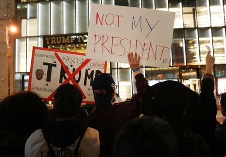 Biểu tình phản đối ông Trump trước cao ốc Trump Tower ở New York ngày 10/11/2016. Ảnh: GETTY IMAGES