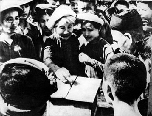Cử tri ngoại thành Hà Nội bỏ phiếu bầu đại biểu Quốc hội khóa I ngày 6/1/1946