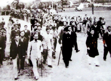 Ngày 5/1/1946, hàng nghìn người Hà Nội đón mừng Chủ tịch Hồ Chí Minh và các vị được giới thiệu ứng cử đại biểu Quốc hội khóa I. Ảnh: Tư Liệu