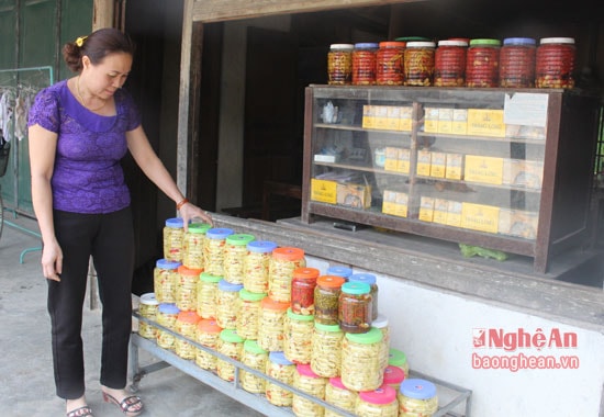 Măng được sơ chế sạch sẽ, luộc lên và sau đó muối cùng với tỏi ớt cùng các loại gia vị. Măng Quỳ Châu có vị đặc trưng, thanh ngọt và đặm đà có giá từ 50.000 – 70.000 đồng/hũ. Chị Nguyễn Thị Dung, xã Châu Tiến cho biết mỗi ngày bán được 10kg măng, nhưng gần tết tăng gấp 3 – 4 lần so với ngày thường, chủ yếu xuất về miền xuôi và thành phố.