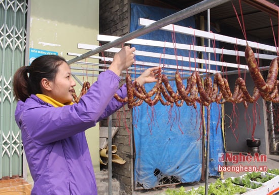  Những ngày sát tết, gia đình Nguyễn Thị Trinh tại khối 1, thị trấn Quỳ Châu đang bận rộn làm lạp xưởng để chuẩn bị đón tết. Mỗi ngày gia đình bà tiêu thụ hết 30kg thịt để làm lạp xưởng, chủ yếu là bán cho các gia đình trong huyện và tỉnh.