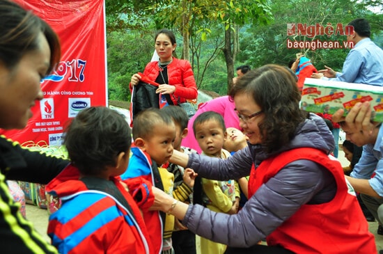 Đại diện Hội chữ thập đỏ Nghệ An tặng quà và trao áo ấm cho các cháu mầm non xã Mường Ải