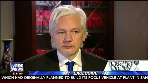 Julian Assange trong cuộc phỏng vấn với kênh truyền hình Fox News. Ảnh: Fox News