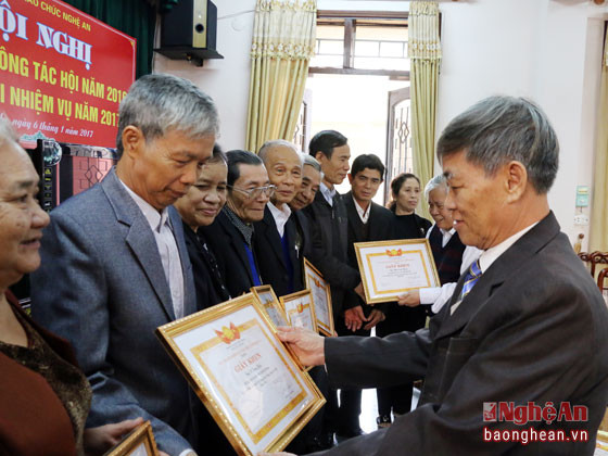 Lãnh đạo Hội Cựu giáo chức tỉnh trao tặng Bằng khen của Trung ương hội cho các cá nhân xuất sắc
