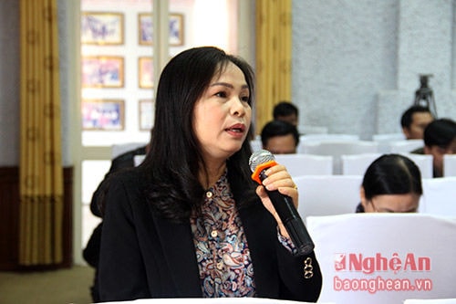 Đồng chí Hồ Thị Ngân - Phó Tổng biên tập báo Nghệ An đánh giá cao sự điều hành, quản lý hoạt động báo chí của các cơ quan chức năng và hiệu quả thông tin tuyên truyền của các cơ quan báo chí. Bên cạnh đó, đồng chí cũng phản ánh về các hoạt động của các cơ sở thẩm mỹ trái phép hoạt động trên địa bàn tỉnh nhằm bảo vệ sức khỏe cho người dân.