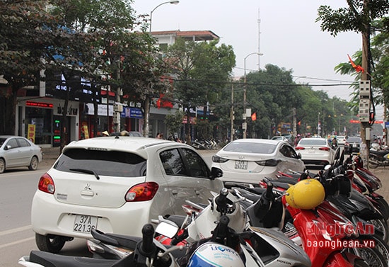 Trên lòng đường Nguyễn Thị Minh Khai, TP Vinh đã kẻ vạch sơn cho phép các phương tiện dừng đỗ. Điều đó tạo thuận lợi cho người dân vào giao dịch ở các quán hàng. Tuy nhiên, trước đề xuất cấm dừng đỗ xe, hầu hết các quán hàng kinh doanh trên tuyến rất lo ngại.