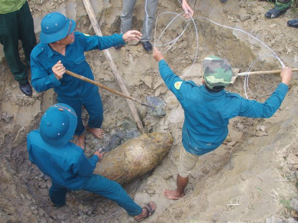 Lực lượng công binh xử lý quả bom.