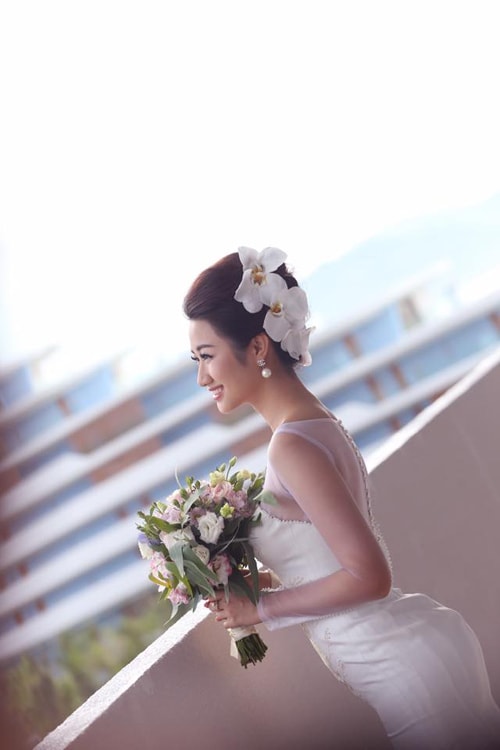 hoa-hau-ban-sac-viet-thu-ngan-ket-hon-voi-doanh-nhan-hon-19-tuoi-1