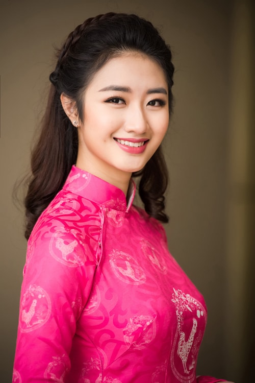 hoa-hau-ban-sac-viet-thu-ngan-ket-hon-voi-doanh-nhan-hon-19-tuoi