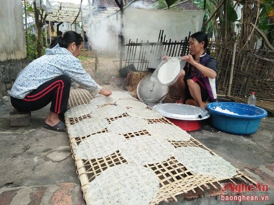 Chị Trần Thị Thanh Thúy thôn 9 xã Hùng Sơn chia sẻ: Thời vụ chính làm bánh đa sắn từ tháng 9 năm trước đến tháng 2 năm sau. Để có được chiếc bánh thơm ngon thì khâu quan trọng nhất là tráng bánh. Khi bánh chín, người ta lấy bánh ra rất khéo léo để bánh không bị rách hoặc méo mó, rồi từ từ đặt miếng bánh xuống một chiếc phên và gỡ bánh ra.