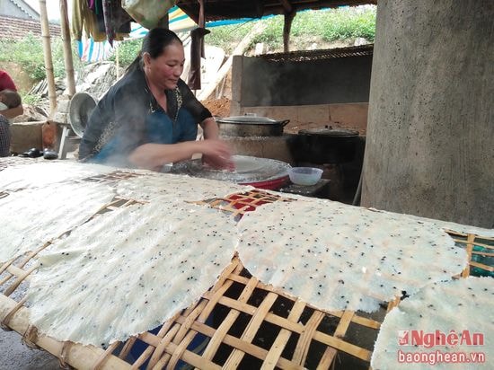 Nghề bánh đa tuy không nặng nhọc nhưng cũng phải thức khuya dậy sớm, từ 3h sáng người làng đã bắt đầu tráng bánh, công việc kéo dài tới quá trưa, ăn trưa lúc 2h chiều là chuyện thường tình. Mỗi ngày, một hộ ít cũng làm được 300 cái, nhiều thì 500-600 cái. Sau khi trừ chi phí mỗi ngày một hộ cũng thu nhập từ 300- 400 ngàn đồng.