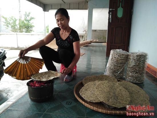 Bánh đa sắn được nhập với giá 1.300- 1.500 đồng/cái. Ngoài bán bánh sống, nhiều hộ dân còn nướng bánh chín để bán với giá 2.500 đồng/cái. 