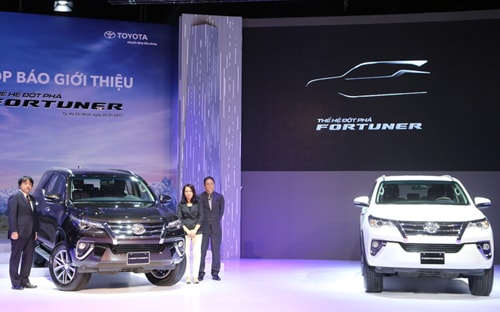 Ngoại thất Fortuner mới lột xác hoàn toàn so với thế hệ trước.