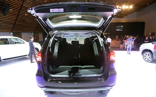 Phiên bản cao cấp nhất Fortuner V dẫn động 2 cầu có thêm tính năng mở cốp sau bằng điện.