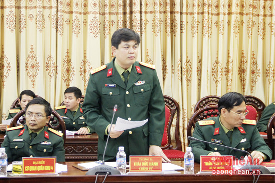 Thượng tá Thái Đức Hải - Chính ủy Bộ Chỉ huy Quân sự tỉnh báo cáo kết quả chương trình phối hợp năm 2017, phương hướng nhiệm vụ năm 2017.
