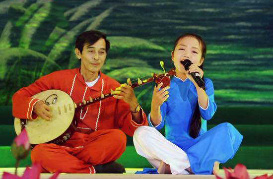 Quỳnh Như tham gia biểu diễn dân ca ví dặm tại Hà Tĩnh.
