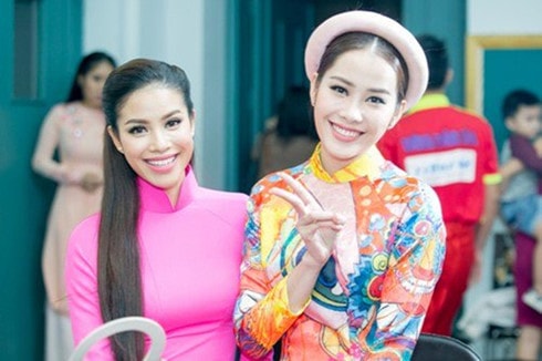 Ngoài đời, Nam Em và Phạm Hương là những người đẹp thân thiết.