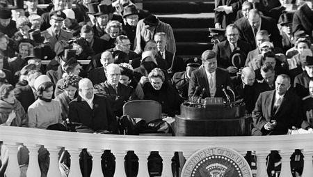 Vào ngày 20/1/1961, John F. Kennedy đã trở thành tổng thống Mỹ đầu tiên trong lịch sử là người Công giáo. Ông cũng làm nên lịch sử khi có bài phát biểu nhậm chức với câu nói nổi tiếng: “Đừng hỏi đất nước có thể làm gì cho bạn mà hãy hỏi bạn có thể làm gì cho đất nước”.  