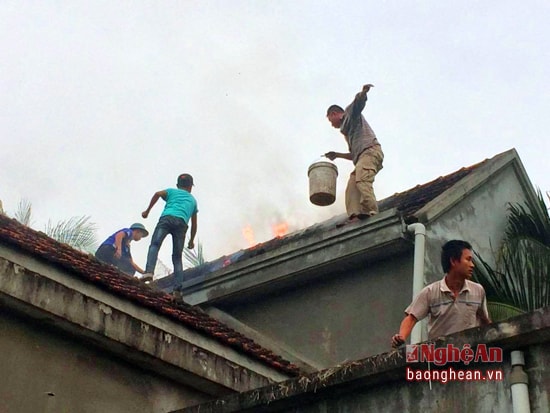 Người dân đến dập lửa