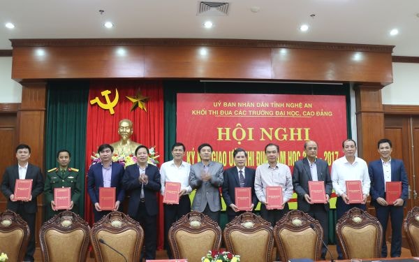 Đồng chí Thái Hồng Thanh, Phó Trưởng ban thu đua tỉnh trao bản ký cam kết thi đua cho đại diện các trường đại học, cao đẳng