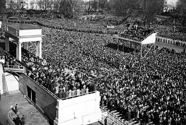 Lễ nhậm chức lần hai của Tổng thống Harry Truman, vào ngày 20/1/1949, lần đầu tiên được phát trên truyền hình trên cả nước. Buổi lễ đã thu hút 10 triệu người xem, trở thành sự kiện được xem nhiều nhất trong lịch sử Mỹ.