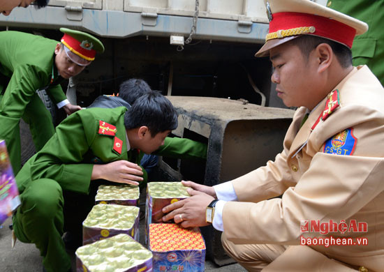 Nguyễn Bá Thìn cất giấu pháo vào thùng xăng bên hông của xe tải. Ảnh tư liệu.