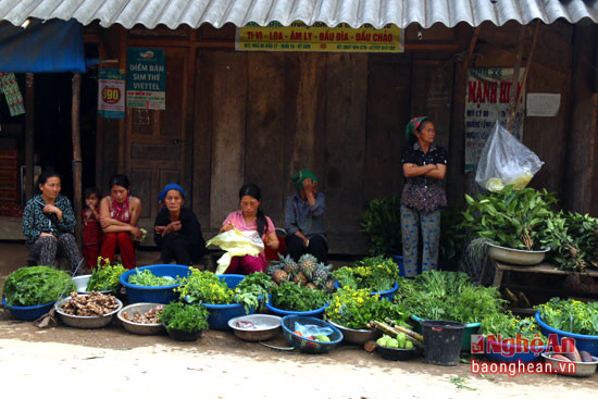 Nhiều sản phẩm sạch vùng cao được bà con đưa ra các ngả đường ở bản làng để bán phục vụ ngày Tết.