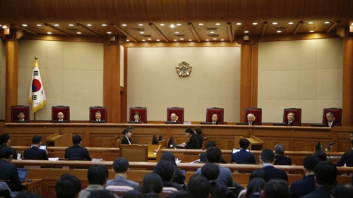 Phiên điều trần đầu tiên của tòa án hiến pháp diễn ra sáng , với sự tham gia của 9 thẩm phán. 