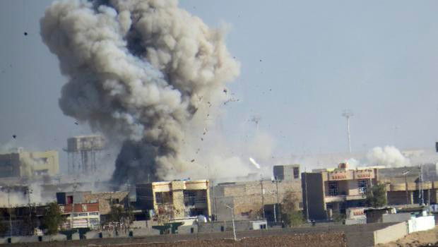 Khung cảnh tan hoang, khói bốc ngùn ngụt sau khi liên quân do Mỹ dẫn đầu không kích mục tiêu IS tại Iraq.