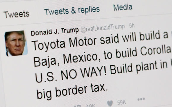 Tổng thống đắc cử của Mỹ Donald Trump “dằn mặt” hãng xe ô tô Toyota trên trang cá nhân Twitter. Ảnh: Nikkei.