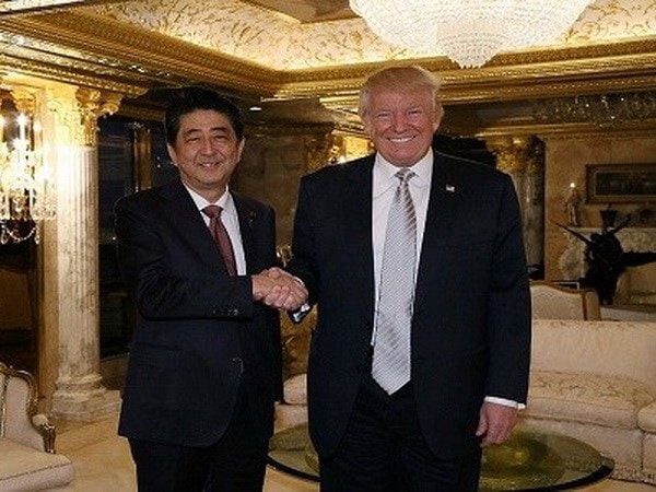 Tổng thống đắc cử Donald Trump (phải) và Thủ tướng Nhật Bản Shinzo Abe có cuộc gặp tại Tháp Trump, thành phố New York, ngày 17/11/2016. (Nguồn: Reuters)