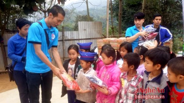 Đoàn trao áo ấm cho các học sinh trường TH Nhôn Mai, huyện Tương Dương