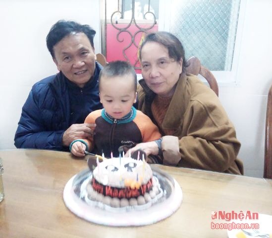 Vợ chồng ông Nguyễn Hồng Thanh bên cháu nội của mình.