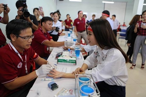 Hoa hậu Mỹ Linh xinh tươi rạng rỡ đi hiến máu ảnh 6