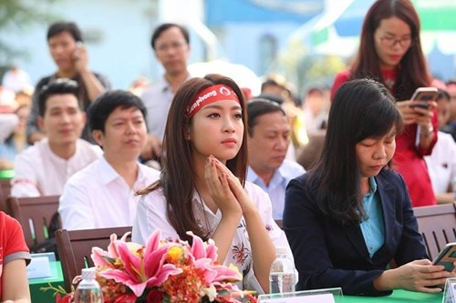 Hoa hậu Mỹ Linh xinh tươi rạng rỡ đi hiến máu ảnh 1