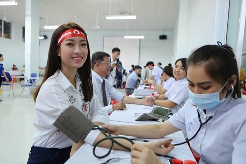 Hoa hậu Mỹ Linh xinh tươi rạng rỡ đi hiến máu ảnh 4