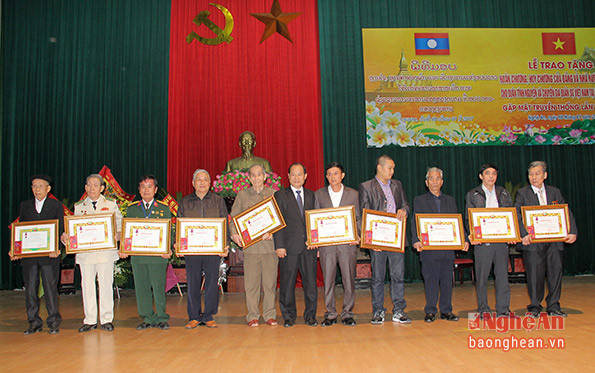 Đại diện Đại sứ quán Lào tại Việt Nam trao huân, huy chương của nước CHDCND Lào cho các cựu chuyên gia, quân tình nguyện Việt Nam tại Lào.