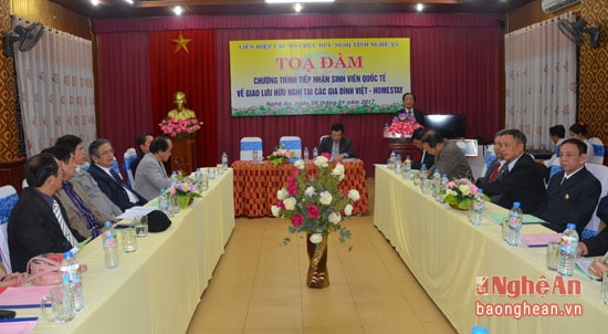 Các đại biểu, sinh viên Lào, Thái Lan tham dự buổi lễ.