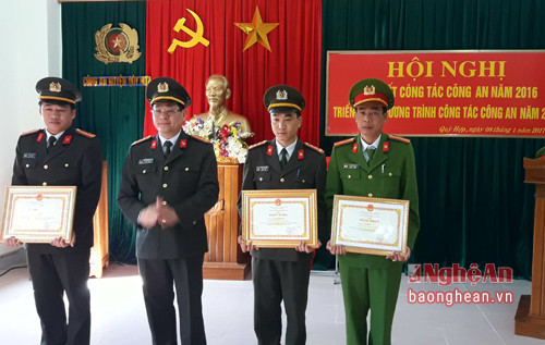 Thừa ủy quyền Bộ Công an Đại tá Nguyễn Hữu Cầu tặng bằng khen cho 3 cá nhân. 