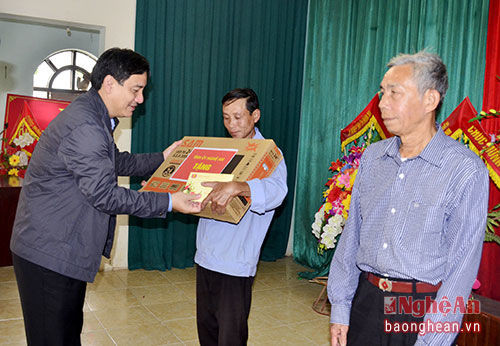 Bí thư Tỉnh ủy Nguyễn Đắc Vinh trao tặng tivi cho hộ nghèo tại phường Quỳnh Xuân.