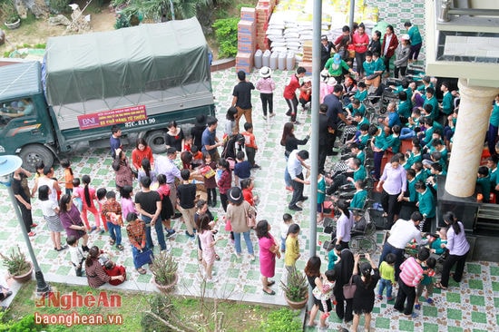 Quang cảnh trao quà tại cơ sở bảo trợ xã hội Mái ấm thiện tâm Faustina