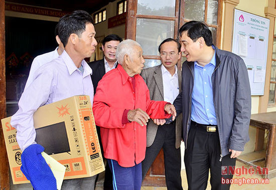 Bí thư Tỉnh ủy Nguyễn Đắc Vinh ân cần thăm hỏi cụ Hồ Văn Đạo, phường Quỳnh Xuân, thị xã Hoàng Mai đã trên 100 tuổi có hoàn cảnh khó khăn.
