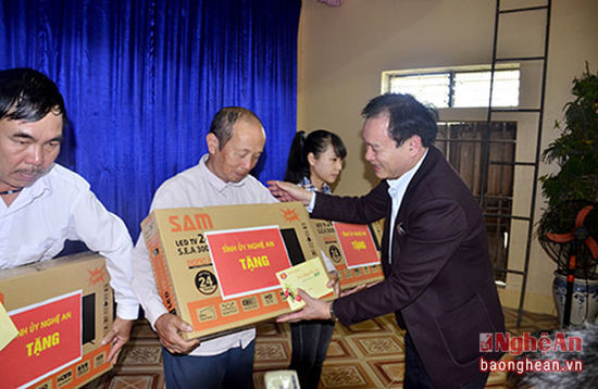 Trưởng ban Tuyên giáo Tỉnh ủy Hồ Phúc Hợp tặng tivi cho hộ nghèo tại trụ sở xã Quỳnh Vinh.